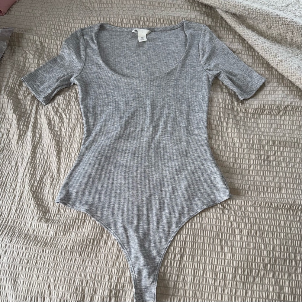 H&M Grey Scoop Neck Ribbed Bodysuit small